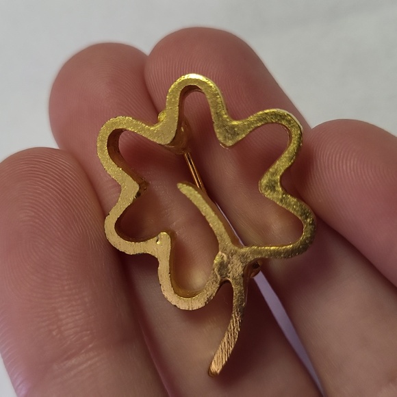 Negative Space Flower Pin - Picture 2 of 4